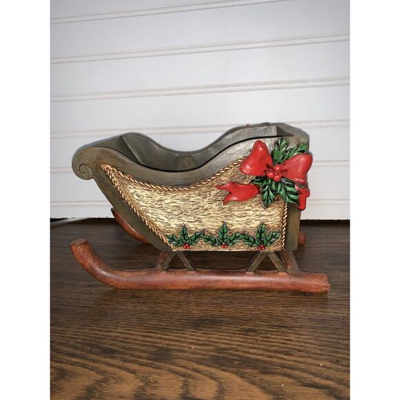 Santas Sleigh Victorian Christmas Resin Centerpiece Mantle Decor 9”x 5.5”x 4.25 - Picture 3 of 6